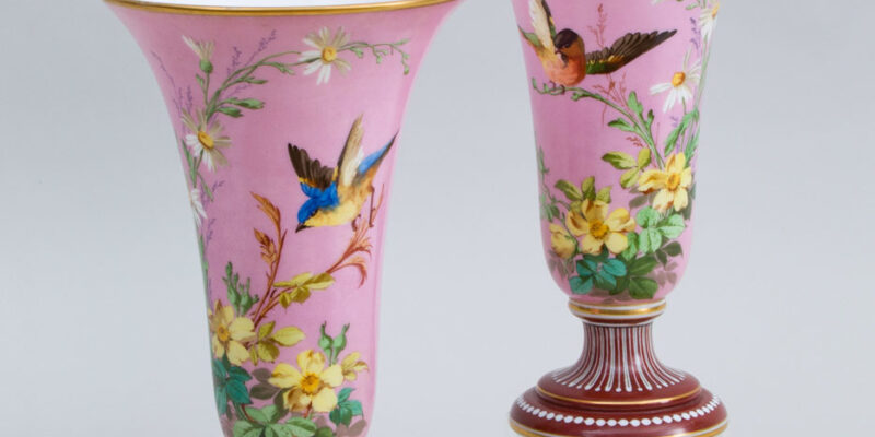 Paire de vases en verre opaline rose et blanc de la Maison Baccarat